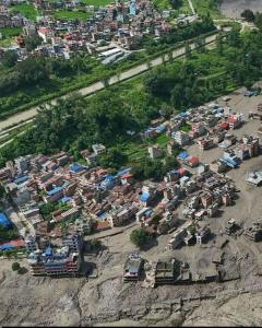 衝撃現場の全貌！ 青空のヒマラヤで巨石と氷が人を襲う！ 中国とネパールの国境を襲った大土石流の真相とはのイメージ画像