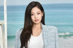 BLACKPINKジェニー、胸元空き＆美ウエスト披露のコーデ公開「スタイル良すぎ」「引き締まっててかっこいい」と反響