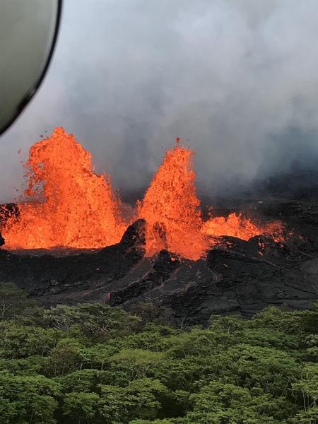 米ﾊﾜｲ ｷﾗｳｴｱ火山 ﾋﾞﾙ15階の高さに噴き上がる溶岩