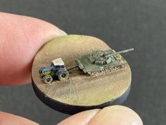 私なりの反戦の意味を込めて…ネットで拡散された「戦車強奪トラクター」をモデラーが極小ジオラマ化