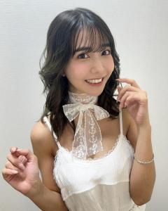 #2i2天羽希純、透け感シャツから美バスト披露「スタイル抜群」「セクシー」と反響