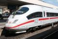 走行中の高速鉄道、男が外側にしがみ..