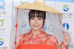 東雲うみ、“花嫁風”純白ランジェリーで美バスト披露「セクシー」「絵になる」と反響のイメージ画像