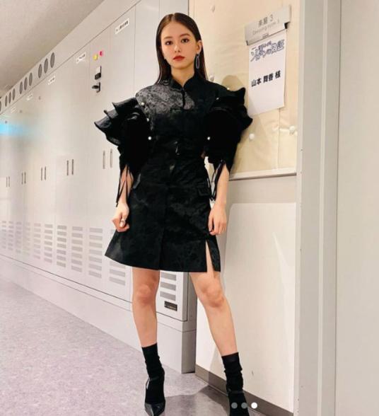 山本舞香、スリットからは太ももチラリ。上白石萌歌＆宮沢氷魚と仲良く舞台挨拶