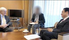 岸田首相と元米下院議長面談、8人中6人が教団系 写真に「リスト」のイメージ画像