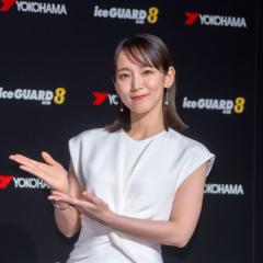 吉岡里帆、猛暑も吹き飛ぶ涼しげな純白ロングドレス姿で登壇