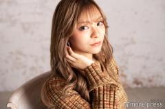 ギャルママモデルまぁみ、前かがみショットで美バスト大胆チラ見せ「セクシー」「ドキッとする」