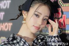中町綾、ボディライン際立つショーパンコーデで美脚スラリ「原色似合うのさすが」「美しすぎる」の声のイメージ画像