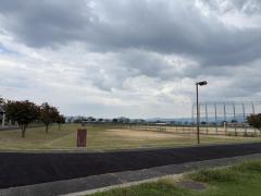 秋雲と広がる運動公園のイメージ画像
