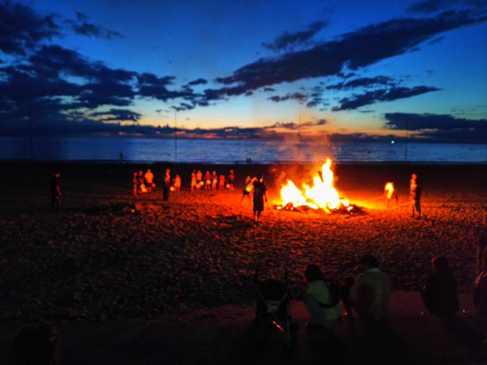 お盆の風物詩 迎え火のイメージ画像