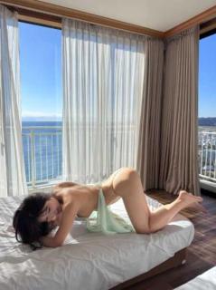 「これは芸術」新海まき、過去最大級の悩殺ポーズ！ベッドでの際どい姿に反響殺到のイメージ画像