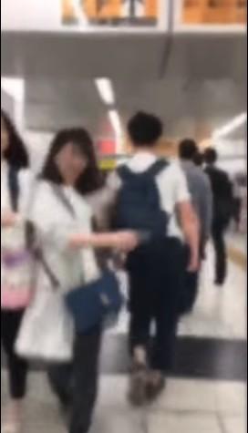新宿駅で女だけに悪質タックルをする男が撮影される