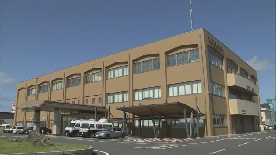 「客がタクシー運転手を殴った」 未明の宿泊施設でタクシー運転手の頭を拳で殴る暴行…加療日数不詳の頭部外傷・脳挫傷などの傷害を負わせる 兵庫県の職業不詳の男(23)を逮捕 調べに対し「黙秘」　鳥取