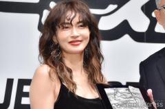 長谷川京子、ミニ丈×ルーズソックスで美脚輝く「さすがの着こなし」「スタイル良すぎ」の声