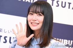 白間美瑠、香港で美脚披露「スタイル抜群」「夏っぽい服が可愛い」の声