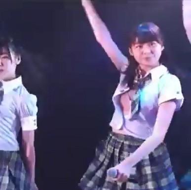 AKB48JC達家真姫宝ライブ中に胸のボタンが外れる