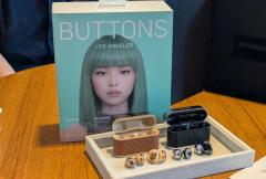 独自AIエージェント「HALI」搭載のイヤーカフ型完全ワイヤレスイヤホン「BUTTONS CLIP」が発売