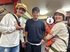 本並健治、香川真司とバッタリ遭遇！妻＆娘と４ショット
