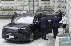 高市早苗首相、新公用車は推定3000万円以上のSUVタイプ 贅を尽くした後部座席でたばこを吸うのが至福の時間か どんどん延びる乗車時間のイメージ画像