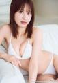 “板野友美の妹分”RoLuANGEL田原舞香、白ビキニ姿で美ボディ披露「ヤンマガ」ソロ初登場