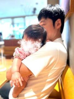 東貴博、生後３ヵ月次女抱っこしたままの寝落ちショットのイメージ画像