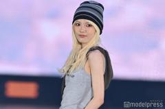 Girls2鶴屋美咲、サングラス外しがクール 色白素肌輝くタンクトップ姿【GirlsAward 2025SS】