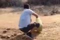 野生のチーターに水を与えた職員、動..