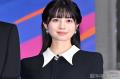 桜田ひより、オフショルで美肩のぞく ..