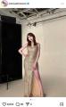 森咲智美、深スリットのきらめくドレ..