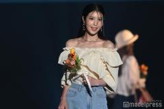“リアル峰不二子”と話題の阿部なつき、美肩ライン＆デコルテ際立つオフショルトップス姿【TGC松山2024】