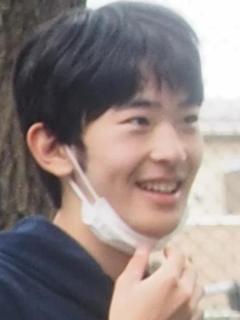 《笑顔でピースサインも》悠仁さま 学園祭で写真撮影求める学生が殺到…筑波大で目撃された「アイドル的人気」のイメージ画像