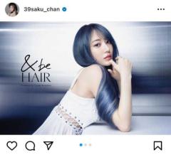 LE SSERAFIM・宮脇咲良、ブルーのヘアカラーでモデルを務める『&be HAIR』をPR「本当にかわいい」