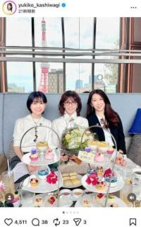 柏木由紀子、娘たちとの母の日アフタヌーンティー公開「三姉妹みたい」「素敵な家族」