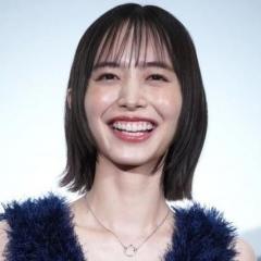 「たまらん」「凄いな」井桁弘恵 雰囲気一変の凄いドレス姿にファン大興奮「美シルエット！」「ドキドキ」のイメージ画像