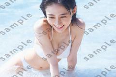 乃木坂46川崎桜、海の中で横たわる白ビキニショット 1st写真集封入ポストカード第4弾公開【エチュード】のイメージ画像