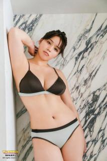 「ミスマガジン2021」山岡雅弥、美谷間くっきりモノトーン水着姿で美ボディ開放のイメージ画像
