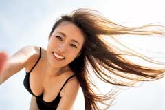 深田恭子、多幸感溢れる表紙解禁 最新写真集で魅惑的なヘルシーボディ披露【AO】