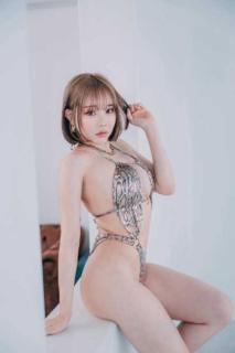 りなしぃ、なんとも言えないドキドキ感がたまらない♡横アングルのセクシー水着姿を披露のイメージ画像