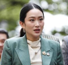 タイ首相が職務停止