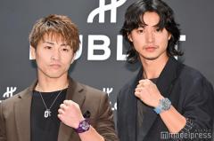 山崎賢人＆井上尚弥、“総額1億円”時計身につけ登場 ミット打ちにも挑戦「パンチ重いっす」のイメージ画像