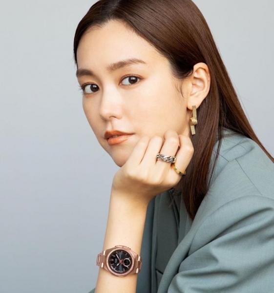 桐谷美玲、全身ロエベをさらりと着こなす。頬杖ついたイタズラな表情に釘付け！