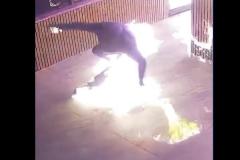放火犯が失敗、自身が火だるまになって逃げ出す【監視カメラ映像】のイメージ画像