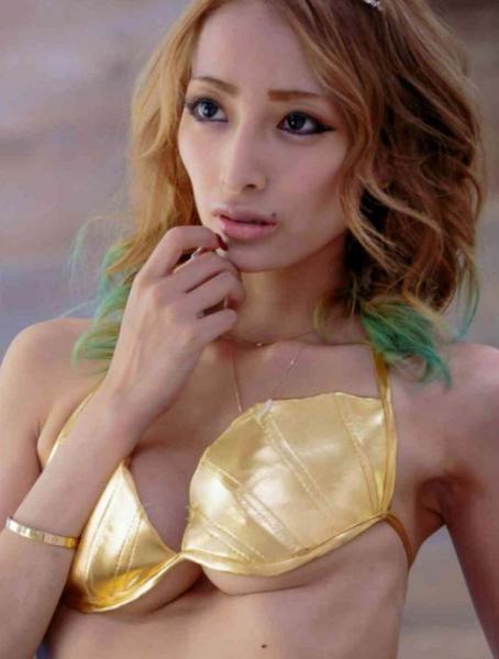 豊胸感がハンパないか 加藤紗里がヌード写真集発売も ほぼ日出郎 と非難 爆サイ Com沖縄版