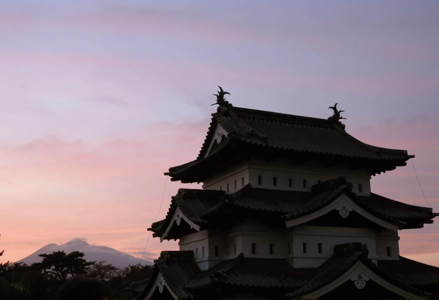 夕闇の中の弘前城のイメージ画像