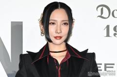ファーストサマーウイカ、美谷間のぞく白ワンピ姿が話題「色気すごい」「雰囲気違う」