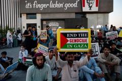 イスラエルを支援する米政府への批判で、KFCの店舗が襲撃され、約170人を逮捕