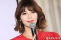 「テラハ」島袋聖南、海辺で息子と抱き合う水着ショット披露「スタイル抜群」「美しく歳を重ねてて憧れる」の声