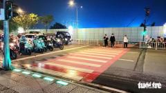 【交通】歩行者用「足元信号」が好評さらなる設置拡大を検討中