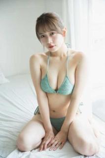 宮川みやびの視線に吸い込まれる！ベッドの上で魅せる”無防備すぎる”ビキニ姿に反響殺到