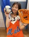 岡崎紗絵、グローブに入りそうな小顔..